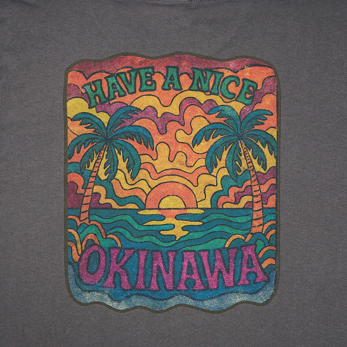 HAVIANA PALM SUNSET スウェット チャコール プリント拡大|沖縄の夕暮れの海とヤシの木のレトログラフィック|沖縄ファッションブランド 通販