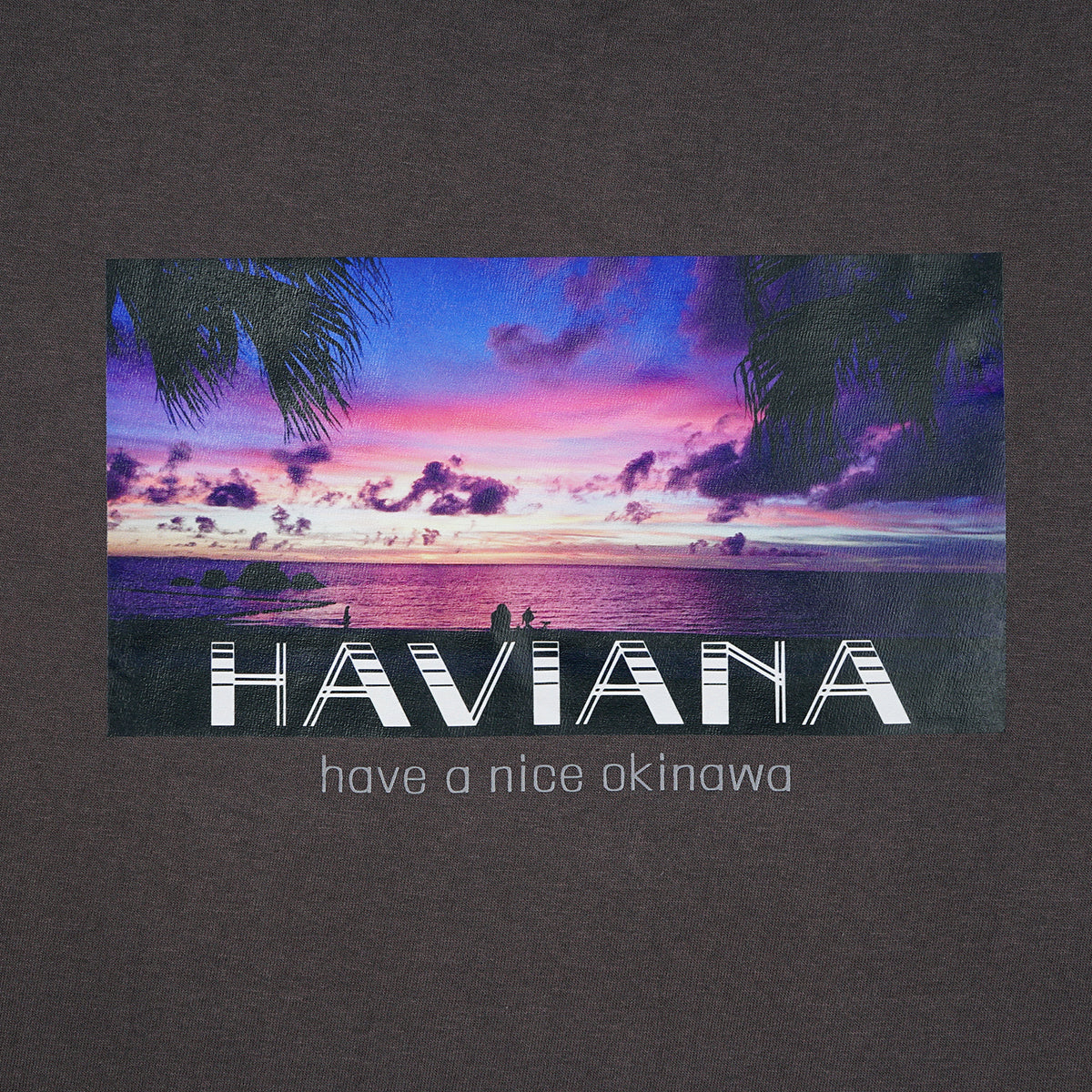 HAVIANA PINK SUNSET Photo T フォトTシャツ チャコール プリント拡大｜サンセットに染まる海と空のフォトグラフィックディテール｜沖縄ファッションブランド 通販